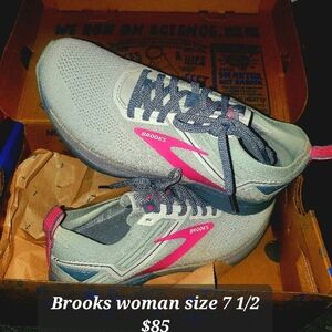 Brooks size 7 1/2 brand new in box